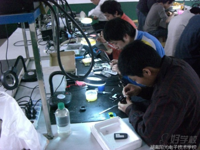 長(zhǎng)沙家電手機(jī)維修培訓(xùn) 湖南陽光電子學(xué)校全解析